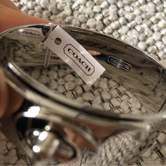 COACH - TURNLOCK BRACELET - Picture 4 of 7